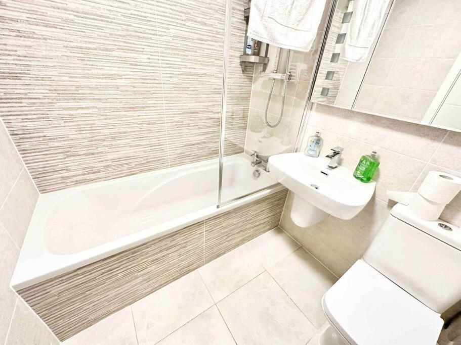 Paradigm House, Stunning 2-Bedroom Apartment 1, Free Parking, Oxford Eksteriør bilde
